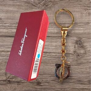 ❌❌ SOLD ❌❌
Salvatore Ferragamo Gold and Silver Keychain